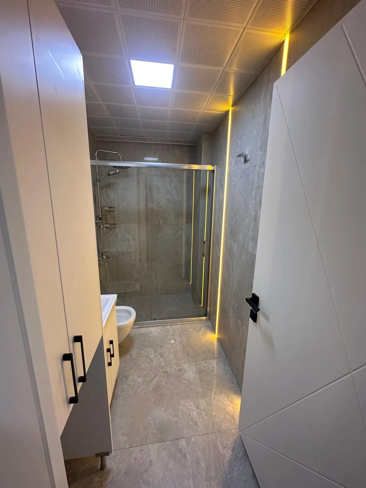 ORTACA CENGİZ TOPEL CAD. SPACIOUS 1+1 FOR SALE - Görsel 7